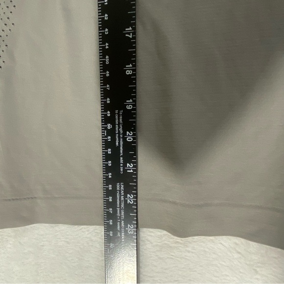 Lululemon Women’s Taupe / Gray Athletic Tech Short Sleeve Shirt Sz 12 - Picture 11 of 12